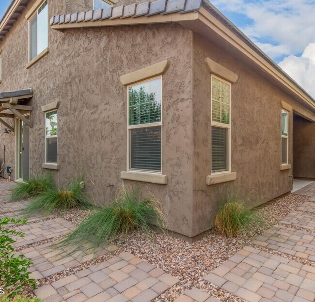 Building Photo - 1099 N 70th Way