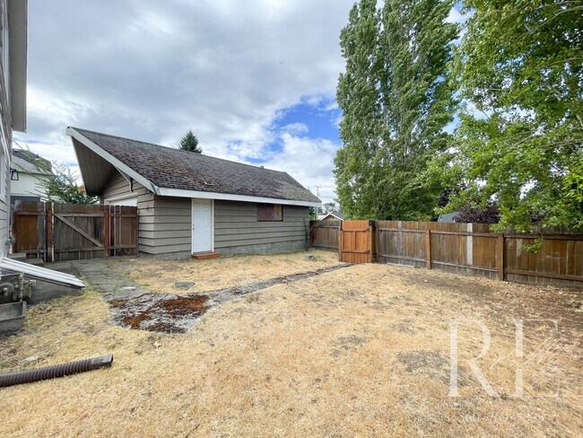 Building Photo - 3BR Bremerton Home with Vintage Charm & Mo...