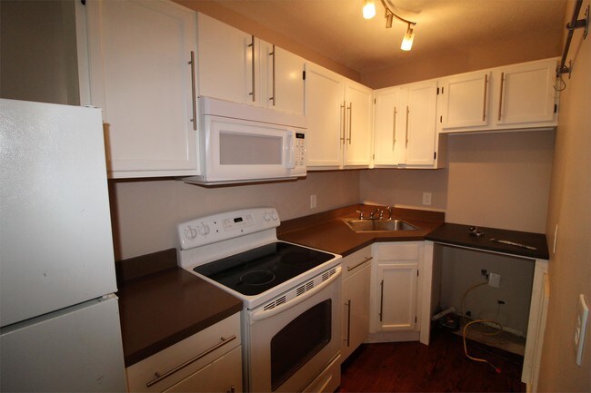 Building Photo - 614 Armandale St