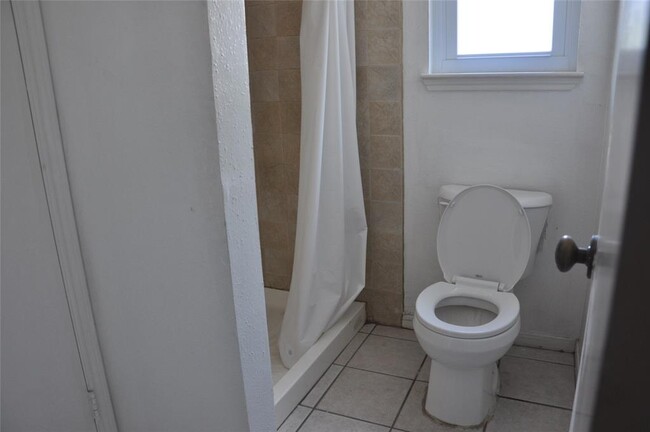 Building Photo - 4715 Glendower Dr