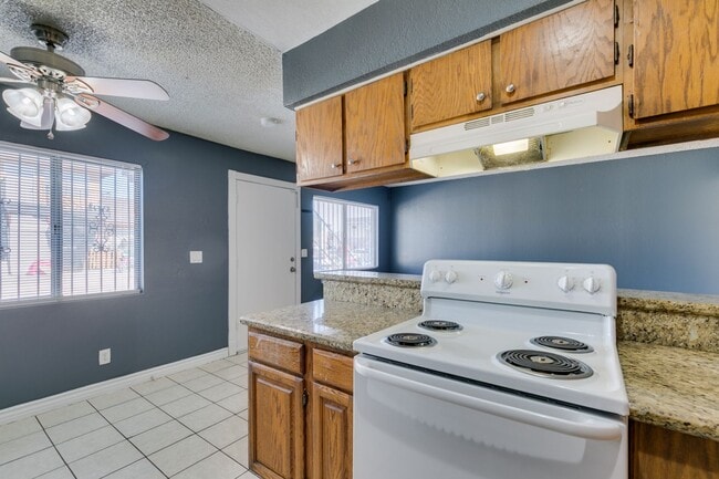 Building Photo - Charming 2-Bedroom Unit in a Well-Maintained 4-Plex!