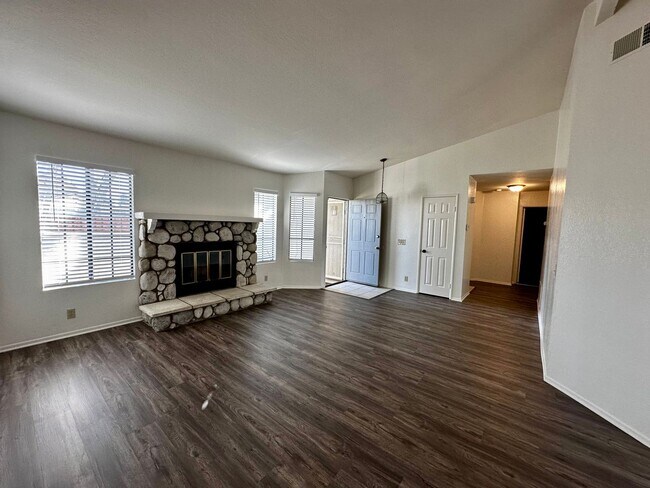 Building Photo - 3bd/2ba House - Bay Ave. (Moreno Valley)