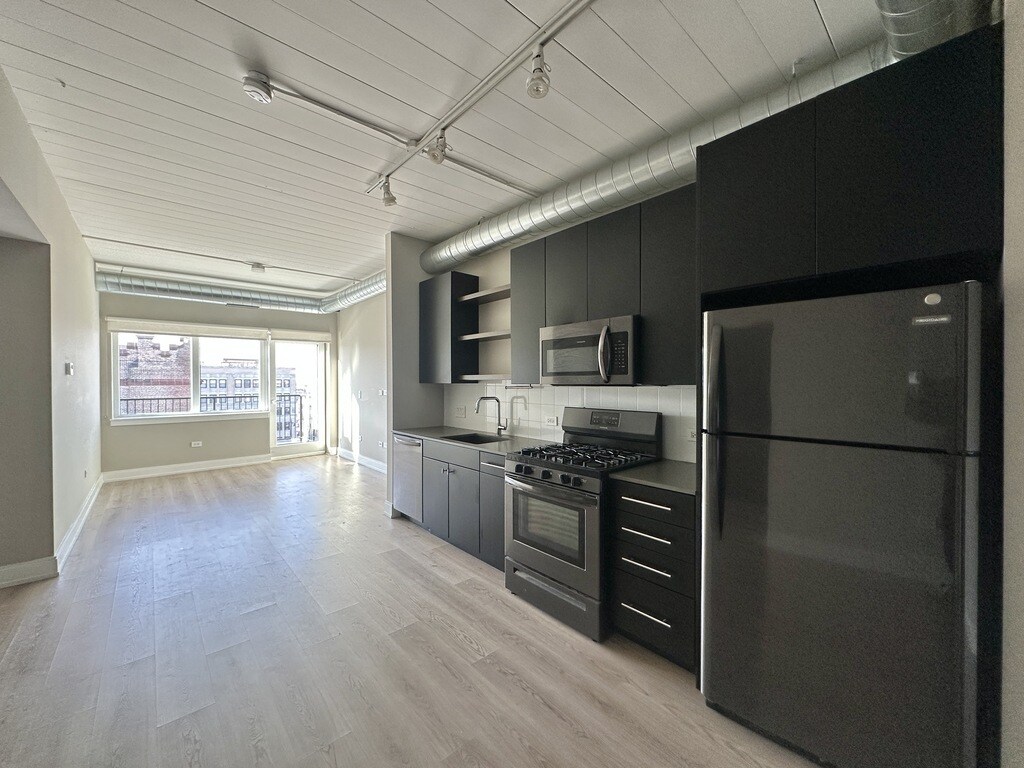 Building Photo - 941 W Belmont Ave