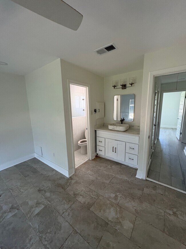 Building Photo - 3723 Westmeadow Dr