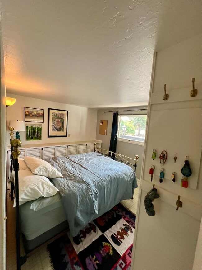 Building Photo - Available Nov 1st / Furnished / 1-Car Gara...