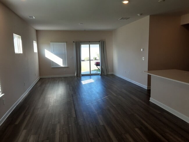 Building Photo - Don't miss out on this beautiful 5 Bedroom...