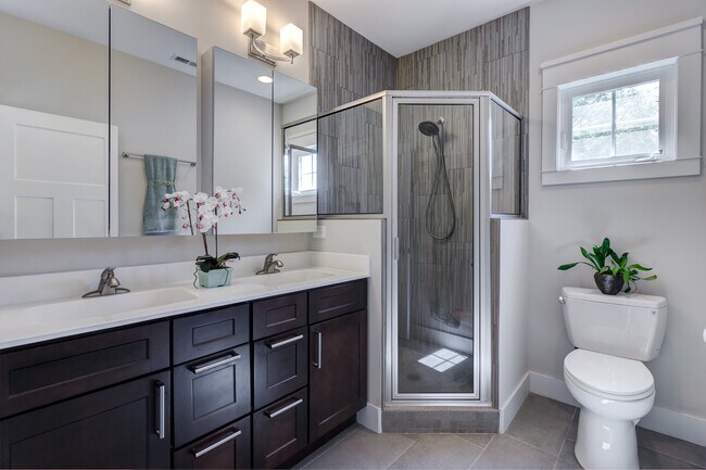 Building Photo - 703 Gerard St