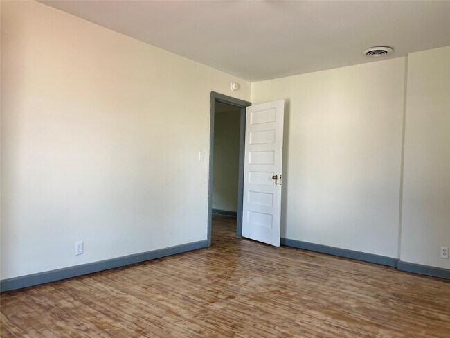 Building Photo - 216 Robinson St