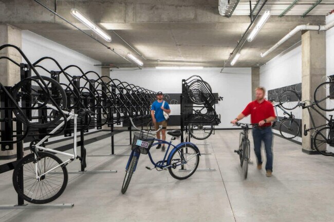 Building Photo - 985 Albion St