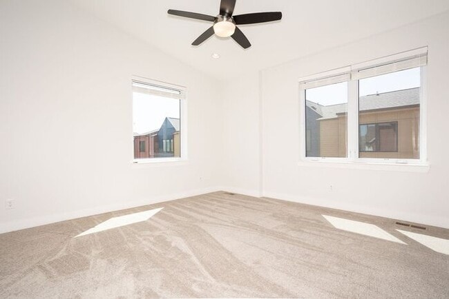 Building Photo - 2 Bedroom Townhome in Chatham Arch