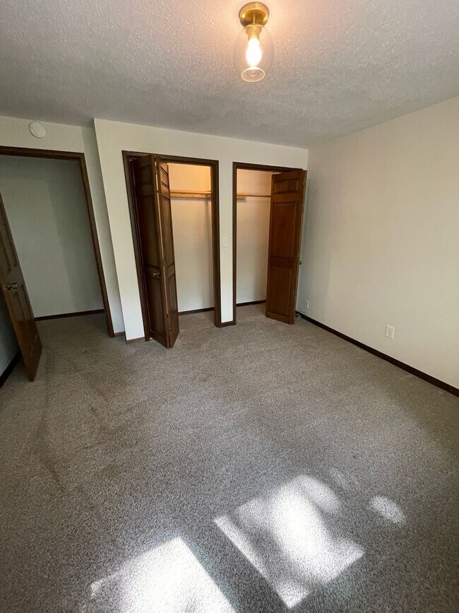 Building Photo - 6 Bed 2.5 Bath 2 Car Garage
