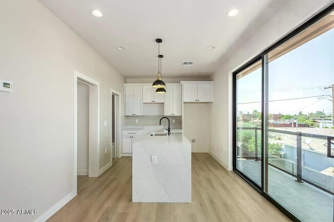 Building Photo - 411 N 32nd Pl