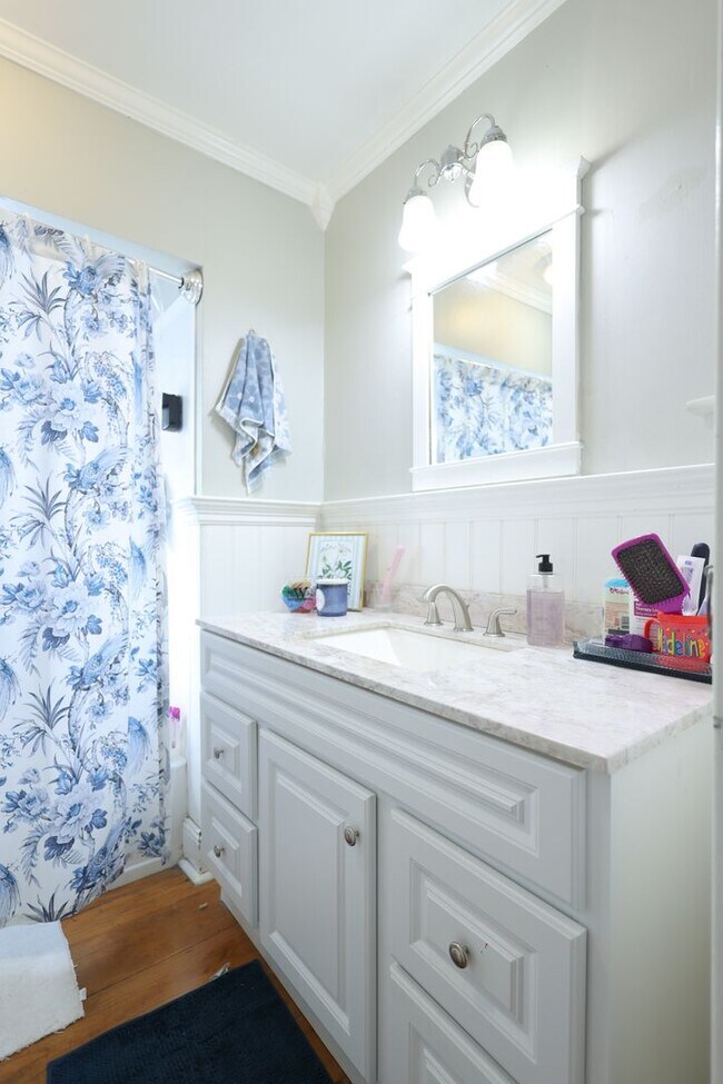 Building Photo - Beautifully Updated 4 bed house w/ fully fenced in yard **