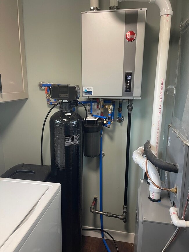 Building Photo - 4 Bedroom Home on 4 Acres, Crown Point Schools!