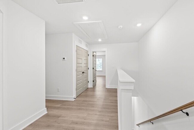 Building Photo - Move-in Ready Townhome in Westerly Hills