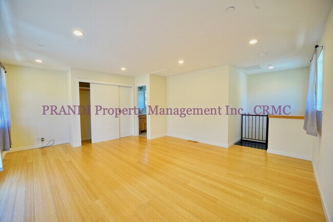 Building Photo - Sun Valley Duplex with Garage and Great La...
