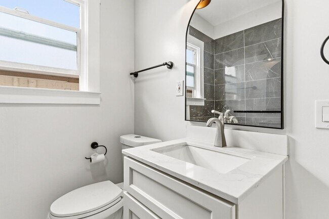 Building Photo - Fully Renovated 2 Bed, 1 Bath Oakland Home with In-Unit Laundry