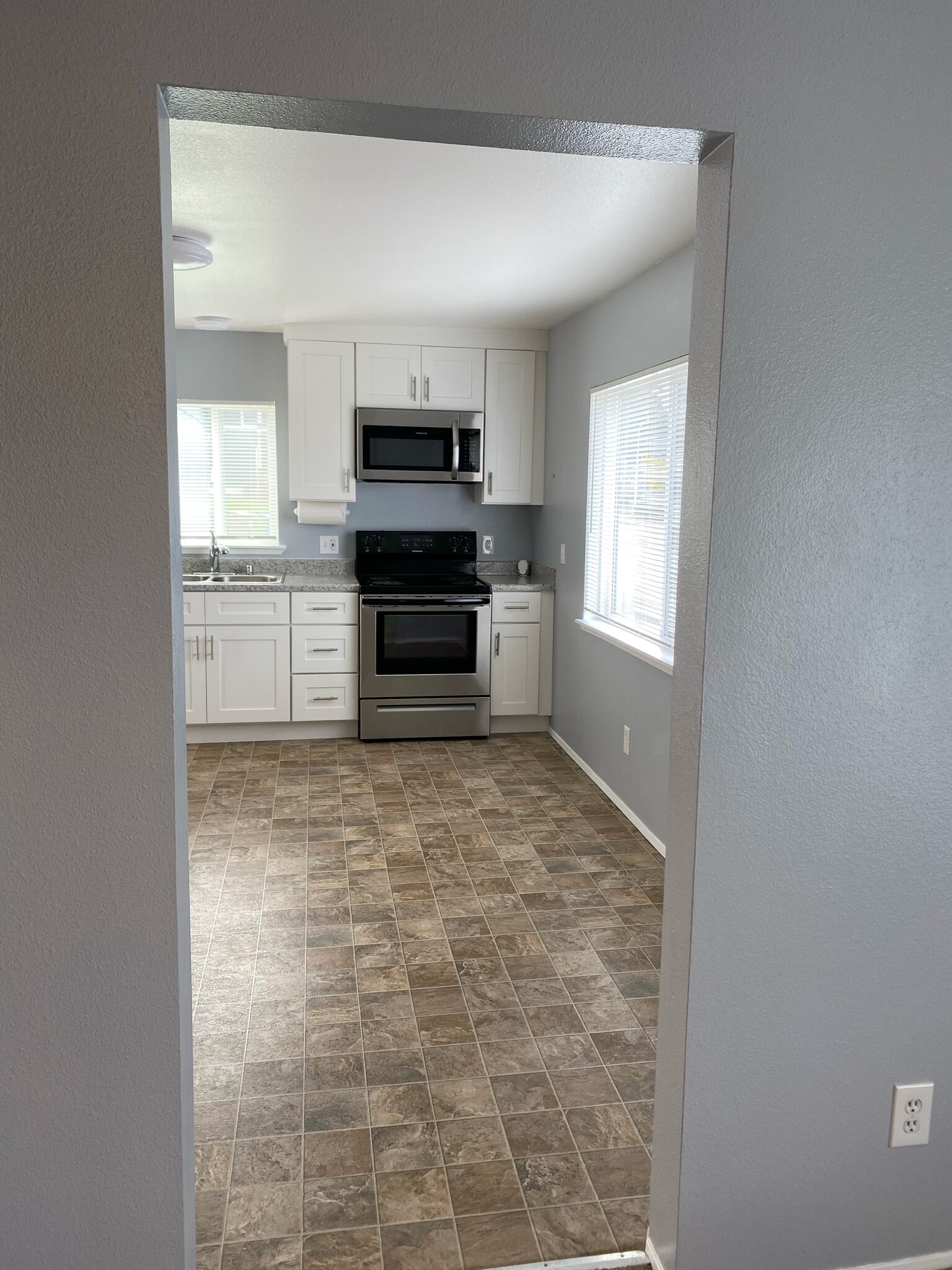 09_frontroom2kitchen - 1502 S M St