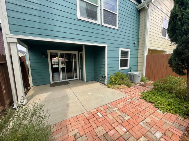 Building Photo - Updated 3 Bed 2 Bath Townhome Located at H...