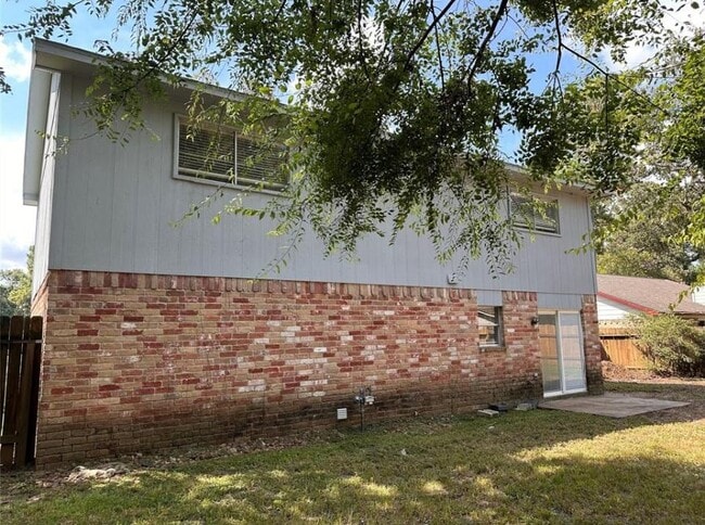Building Photo - 3323 Brookdale Dr