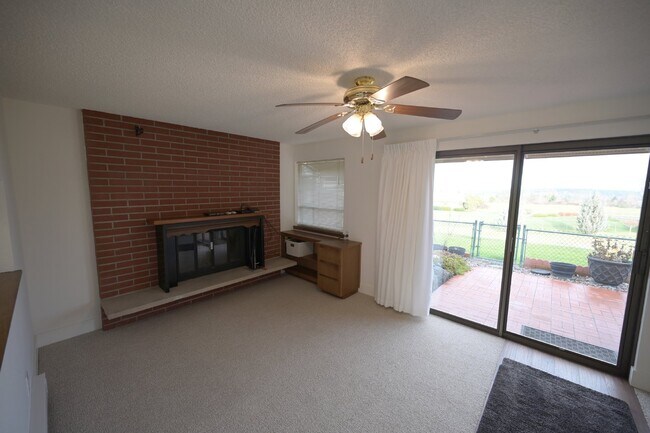 Building Photo - 2 bed 1 bath condo in 55+ community- ALL U...