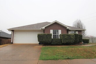 Building Photo - 447 Redbud Cir