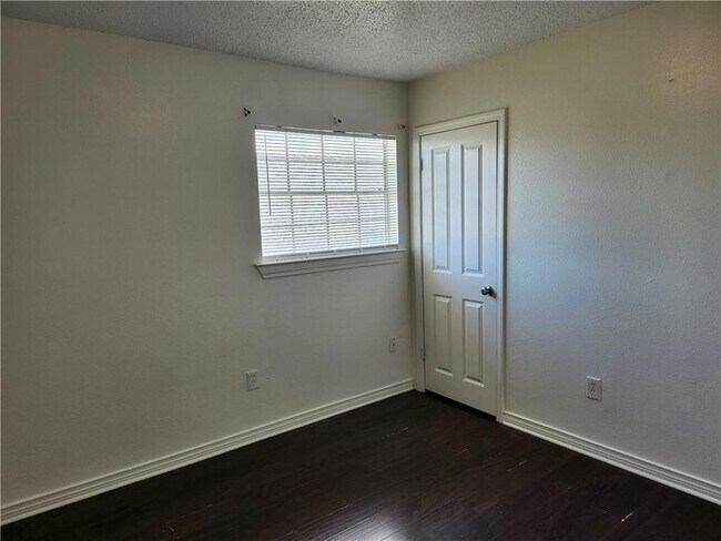 Building Photo - 44 Carriage Ln