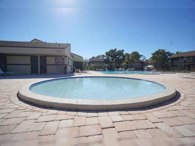 Building Photo - Charming 2-Bedroom Condo in St. Petersburg