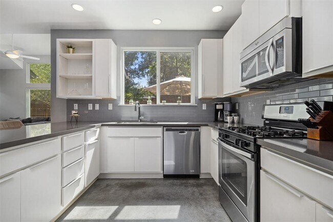 Building Photo - 301 W Stassney Ln