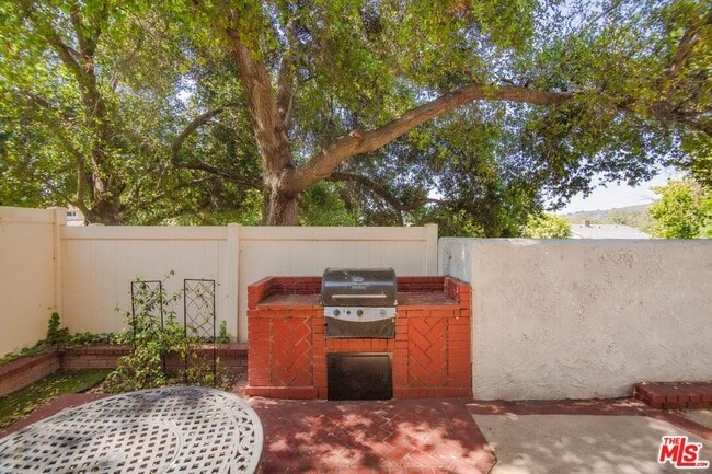 Building Photo - 3131 E Hillcrest Dr