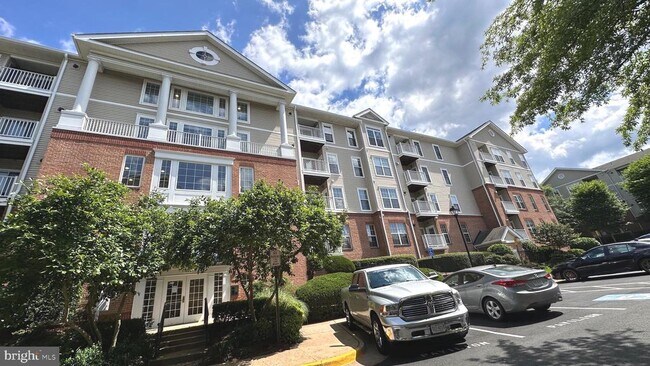 Building Photo - 7011 Falls Reach Dr