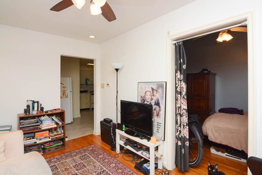 Building Photo - 2129 N Mozart St