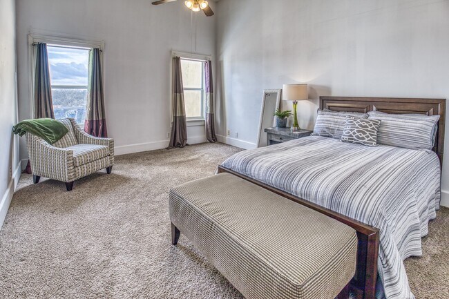 Building Photo - 110 E Alamo St