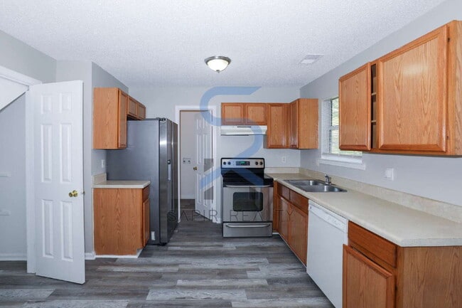 Building Photo - Pet-Friendly Living in Pinedale – 3BR/2.5BA Ready for You