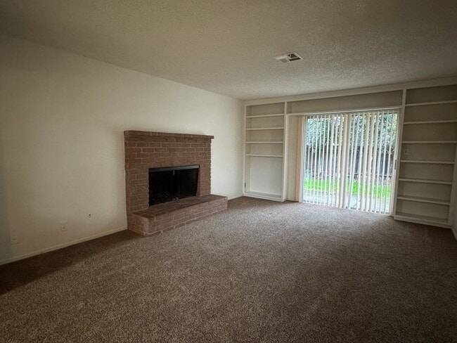 Building Photo - Three Bed, Two Bath Home In North Stockton