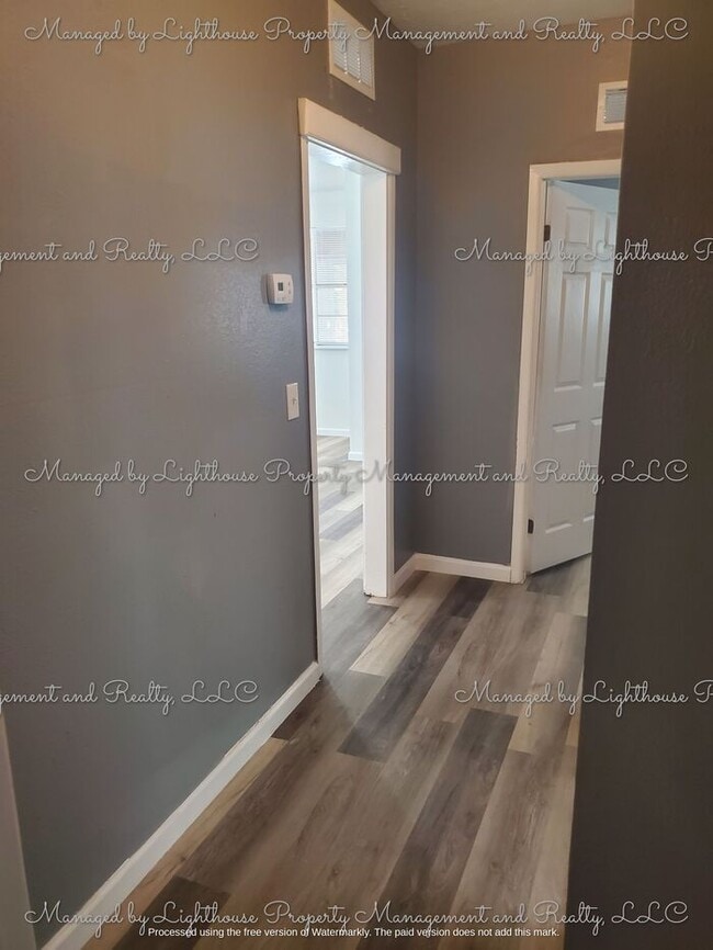 Building Photo - 2 Bedroom / 2 Bathroom Home in Historic Springfield ? Huge Fenced Yard