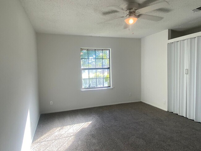 Building Photo - 2 BEDROOM DUPLEX, LAWN CARE AND WATER INCLUDED