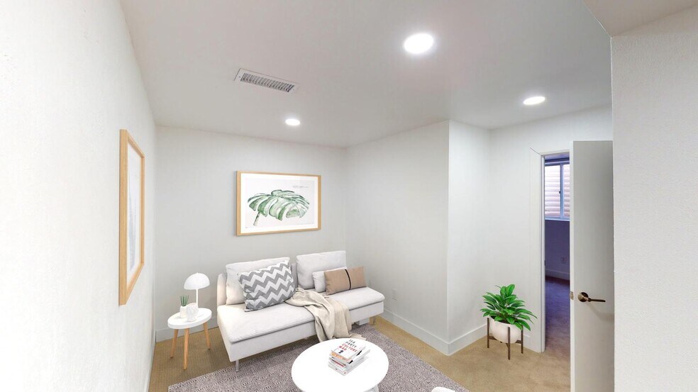 Building Photo - Renovated Park Hill brick home with large ...