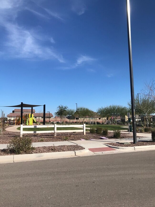 Building Photo - Beautiful Newer 3 bedroom Home Sweetwater ...