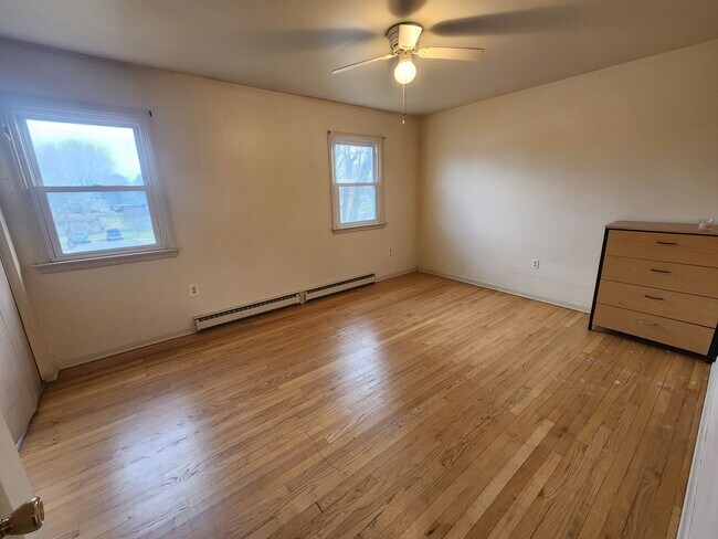 Building Photo - 6233 Mountain View Dr