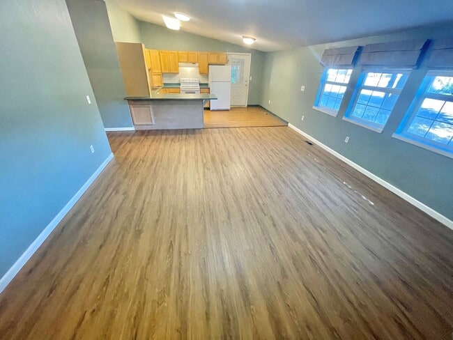 Building Photo - 3 bedroom 2 bathroom house