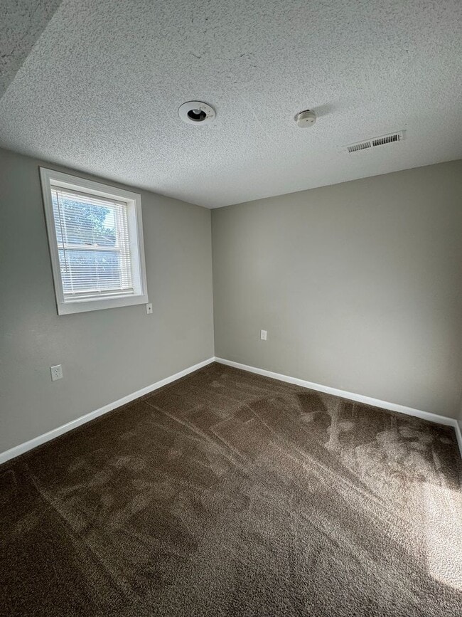 Building Photo - Cozy & Convenient 2BR with Patio