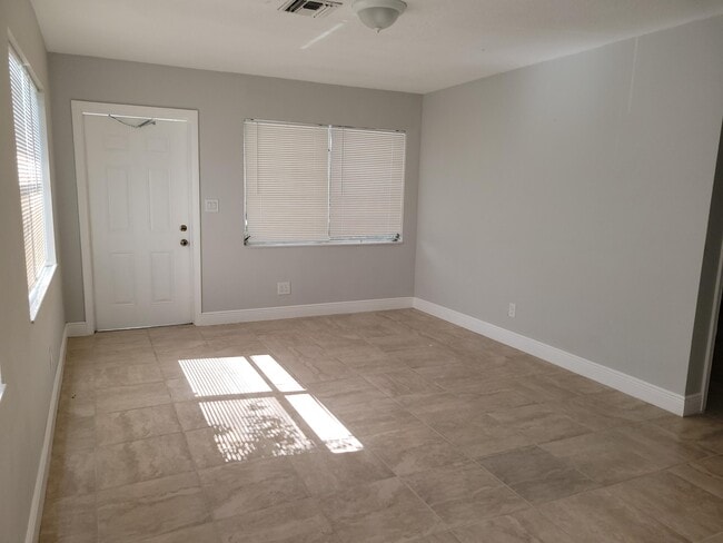 Building Photo - 651 NE 46th Ct