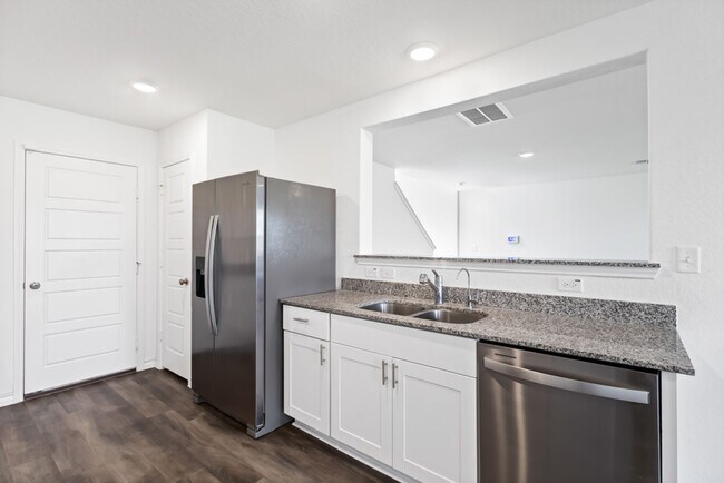 Building Photo - Charming Home Awaits: Spacious & in a Prime Location