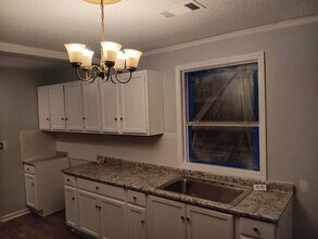 Building Photo - Available Now – 3BR / 1BA Home