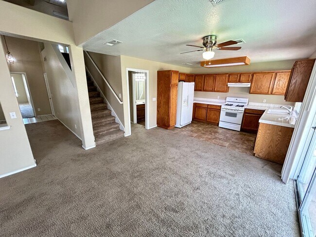 Building Photo - Gorgeous 4-bedroom home with a pool!