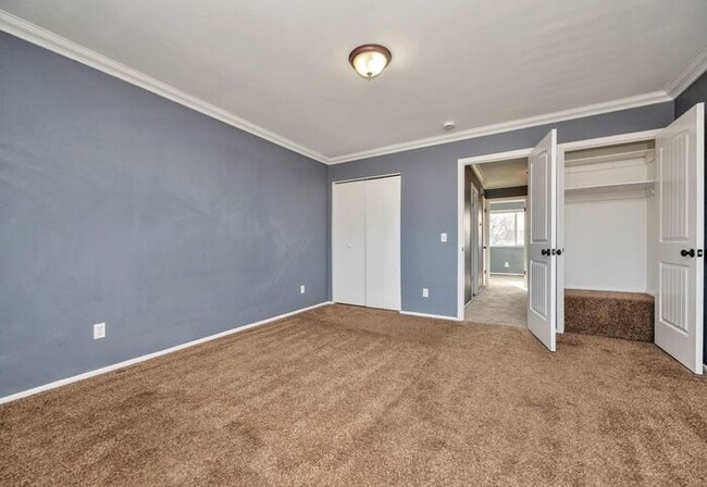 Building Photo - Awesome Rose Park Thouse in quiet community!