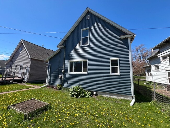 Building Photo - AVAILABLE AUGUST 1 - Spacious 3+ Bedroom Home