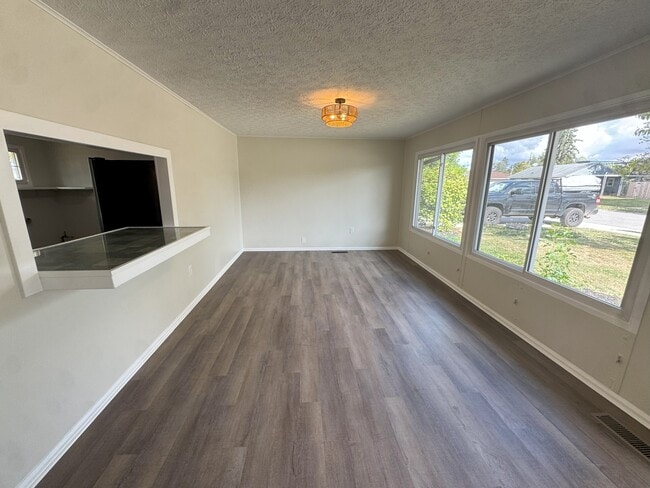 Building Photo - 1708 Syracuse Dr