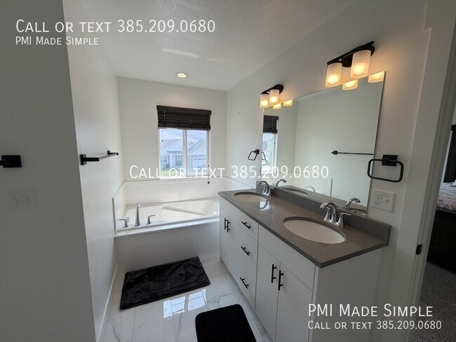 Building Photo - 3621 Sparrow Ln